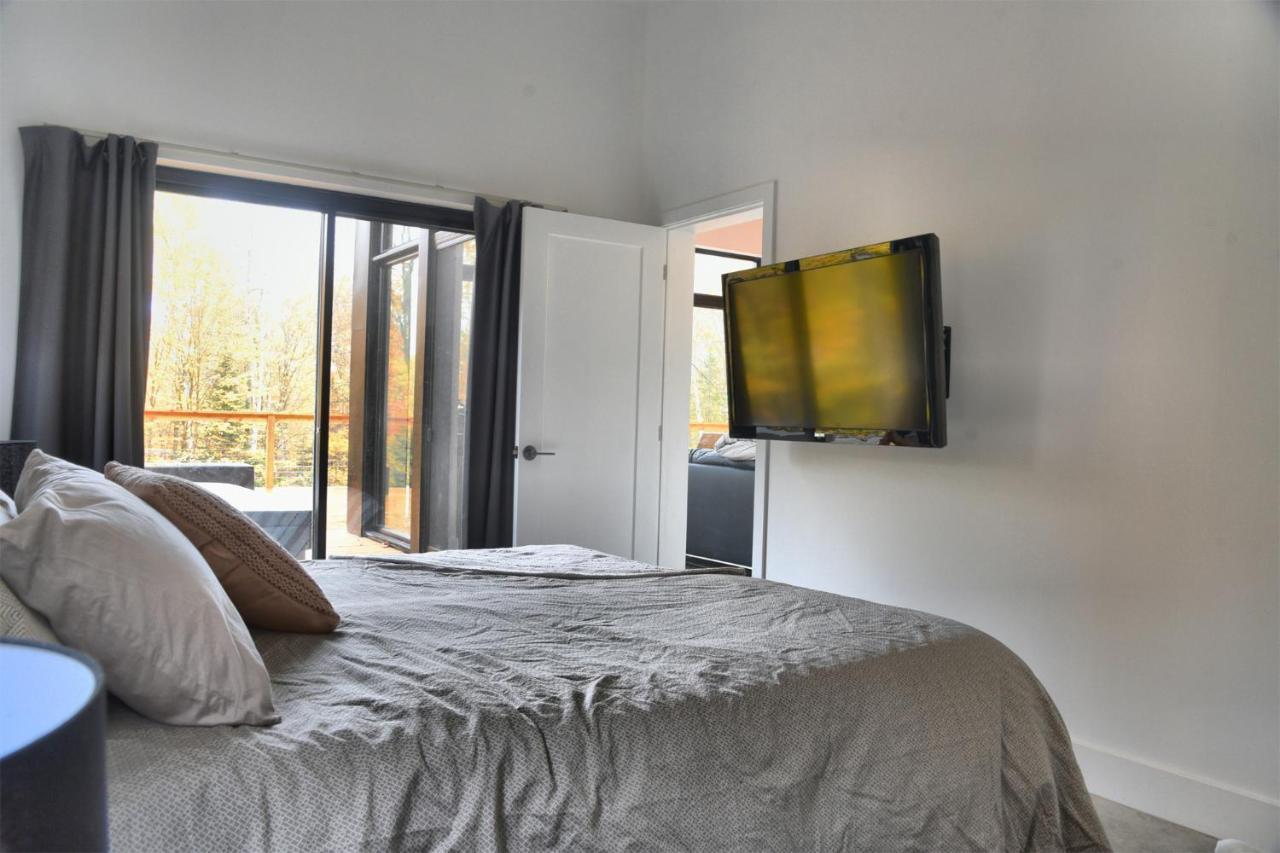 Kallm-Mont-Tremblant Chalet With Hot Tub, Pond & Beach On Private 7Acre Estate Lac-Superieur Buitenkant foto
